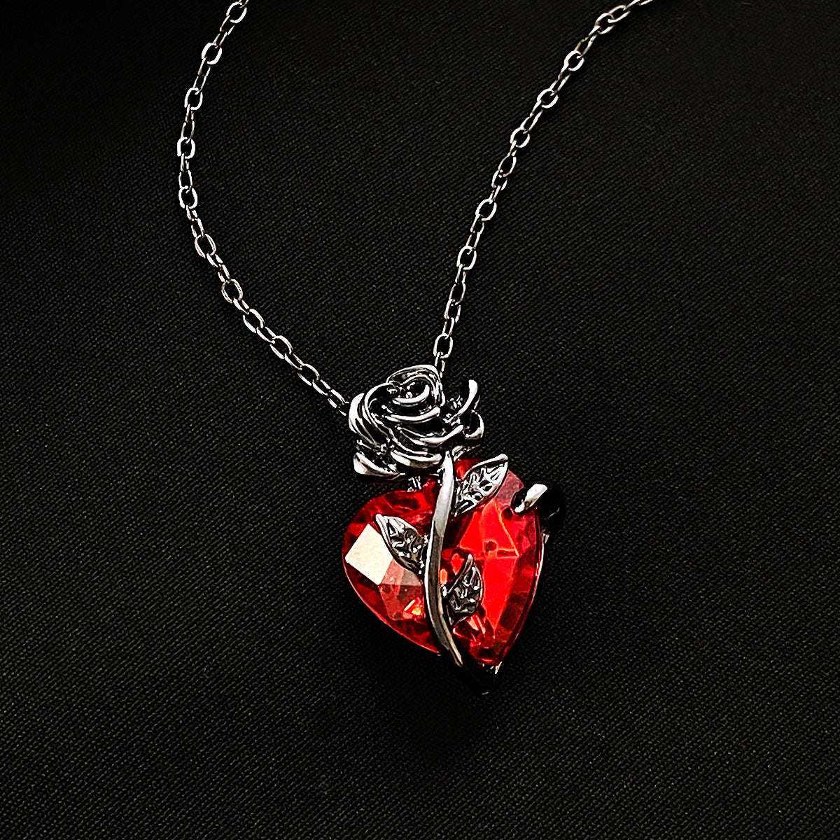 Punk Rose Love Necklace Fashion Personality Heart-shaped Clavicle Chain Pendant Necklace For Valentine's Day